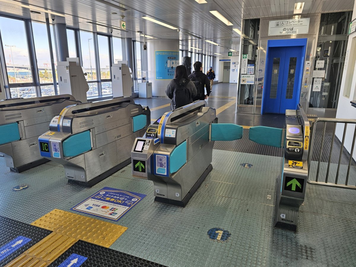 Turnikety při vstupu na nástupiště