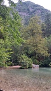 Chladná voda u umělého jezírka.