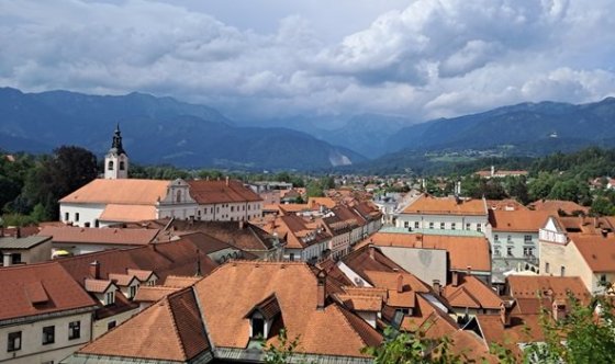 Město Kamnik a Aply v pozadí. 