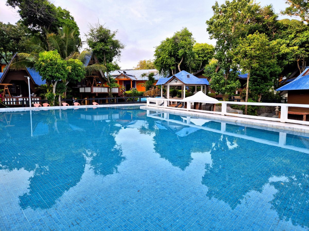 Shari-la - bazén mezi bungalovy
