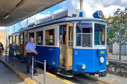 To je ta slavná lanovkotramvaj. 