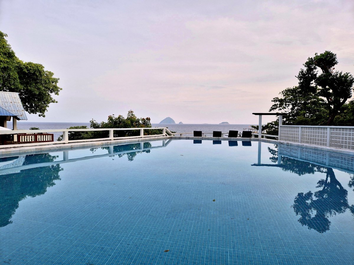 Shari-la - bazén mezi bungalovy