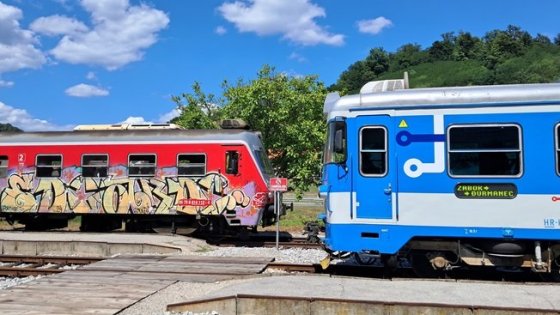 Nalevo slovinská dieselová jednotka, napravo chorvatská