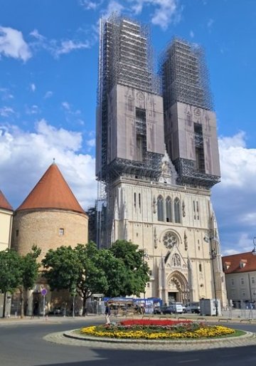 Záhřebská katedrála má věže pod lešením