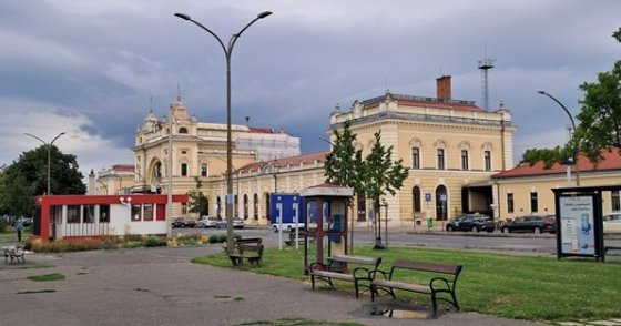 Rozsáhlá nádražní budova v Szombathely