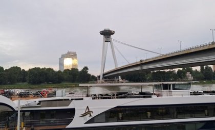 Známá dominanta Bratislavy- věž s luxusní restaurací na mostě SNP