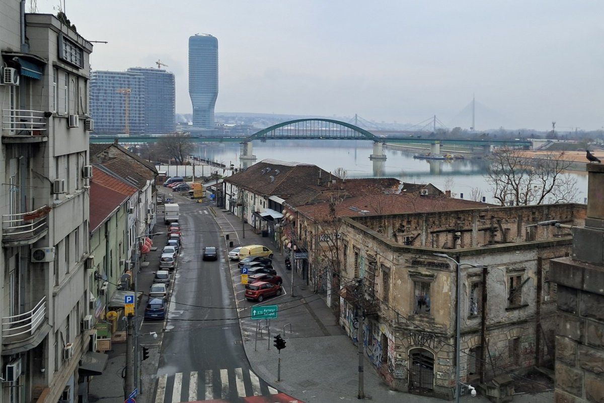 Starčí zástavba, v pozadí moderní domy v Bělahradě