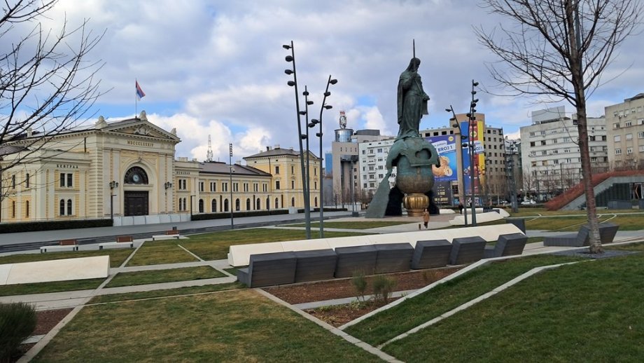 Obrí socha před chátrající budovou bývalého nádraží