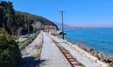 bývalá železniční trať u Platamonas