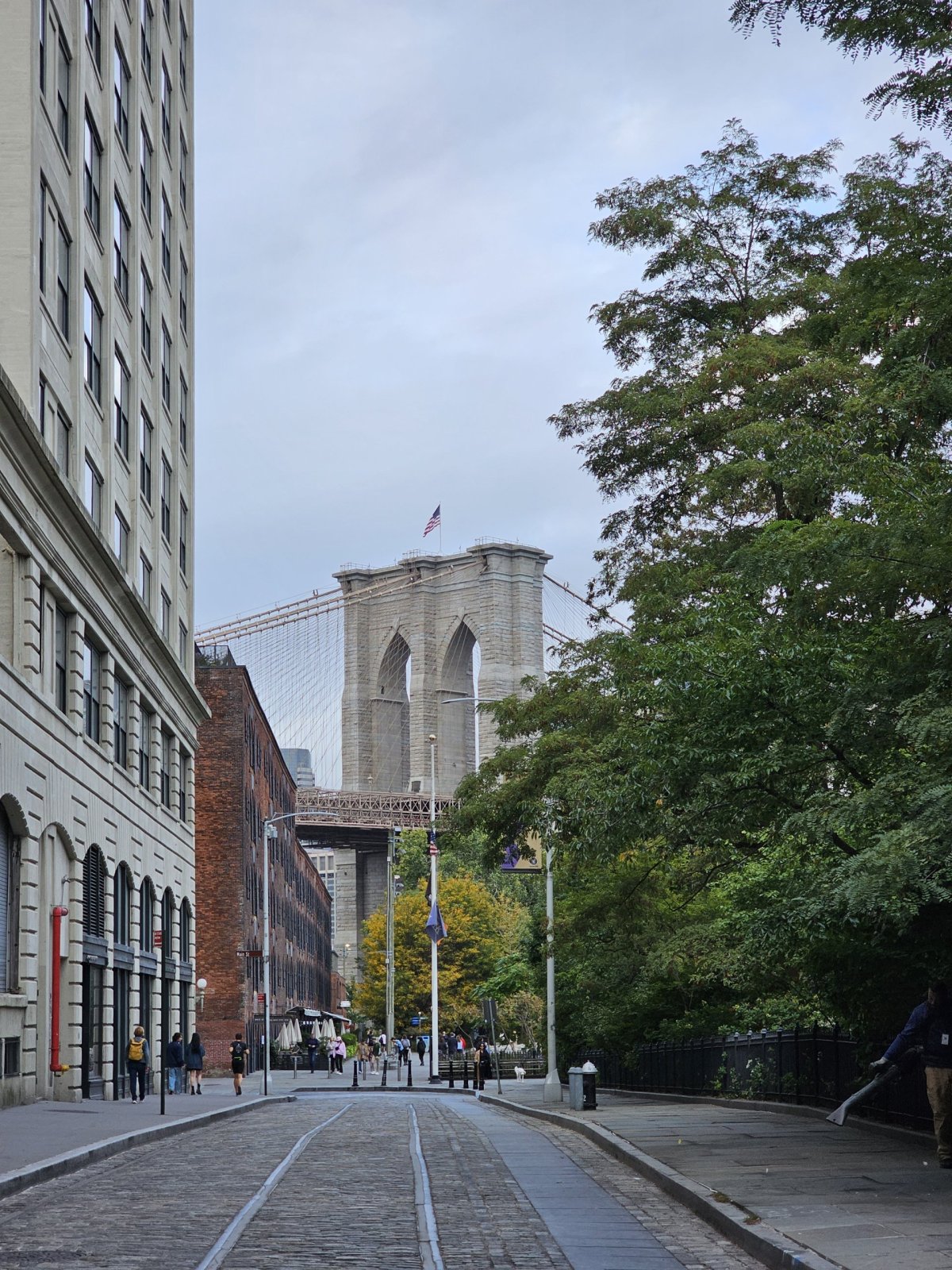 Výhled na Brooklyn Bridge z Dumbo