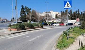 Typická řecká nedokomalost- přechod pro chodce končící ve svodidlech