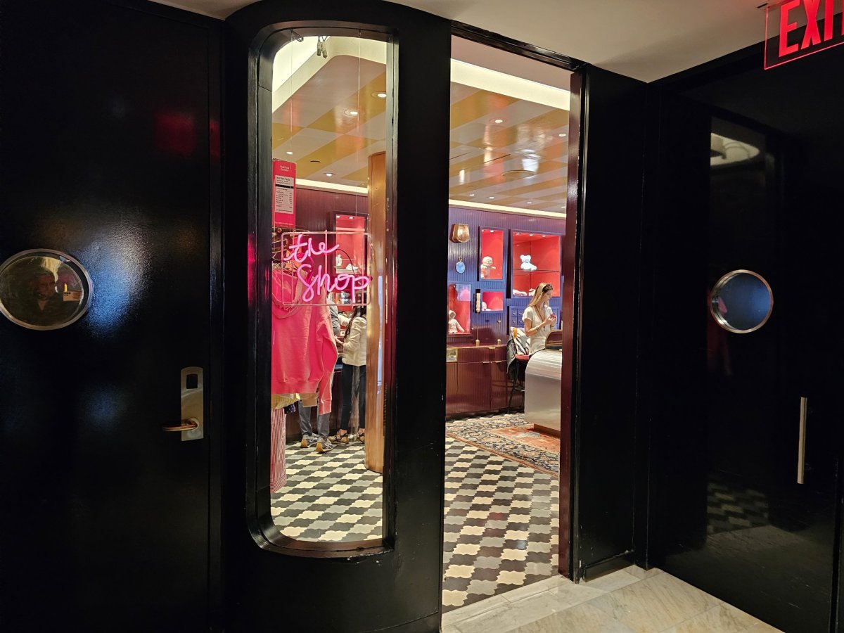 Obchod v přízemí hotelu