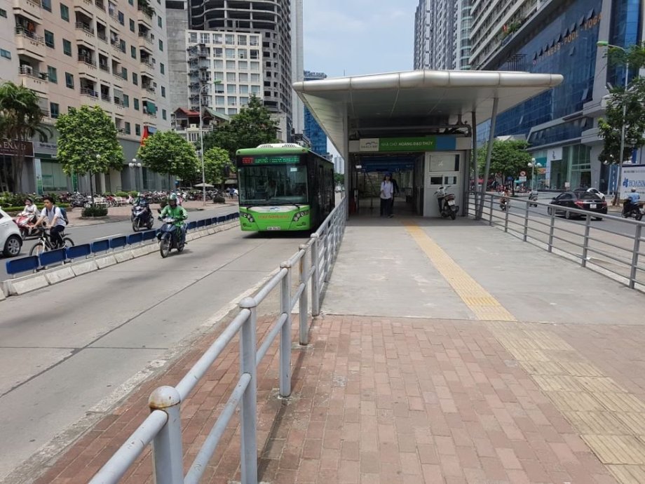 Jedna linka zde funguje i jako BRT, autobus jezdí ve vlastním pruhu a stanice mají ostrovní nástupiště, tudíž jsou dveře autobus
