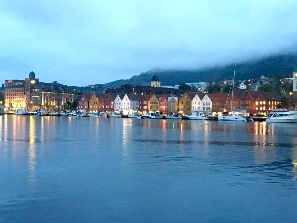 pohled na Bryggen z protějšího nábřeží
