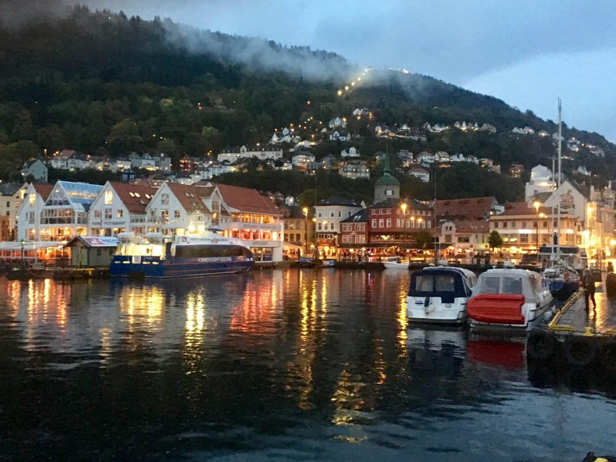 Bergen a trasa lanovky Fløyen