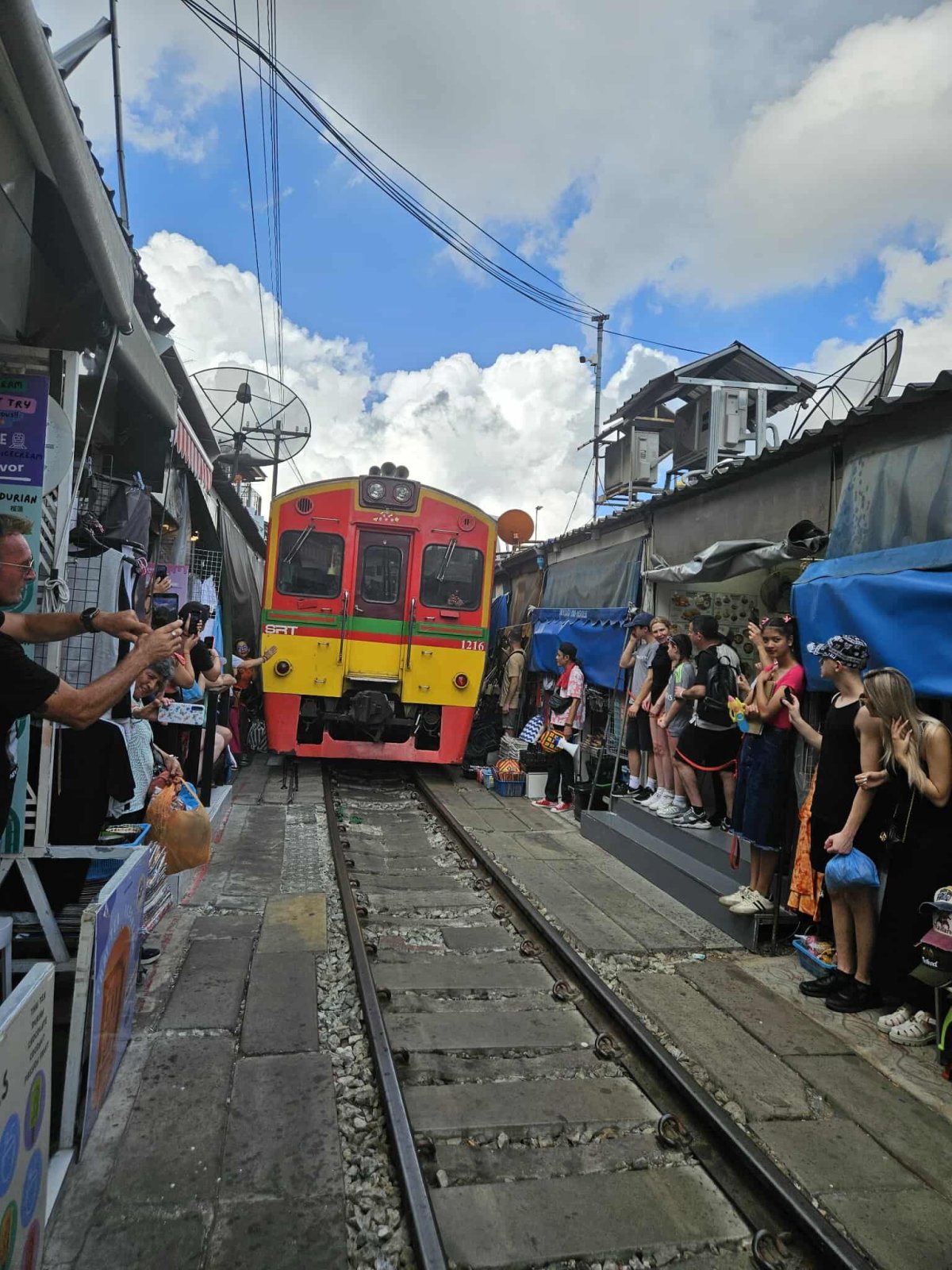 Vlak projíždějící tržištěm