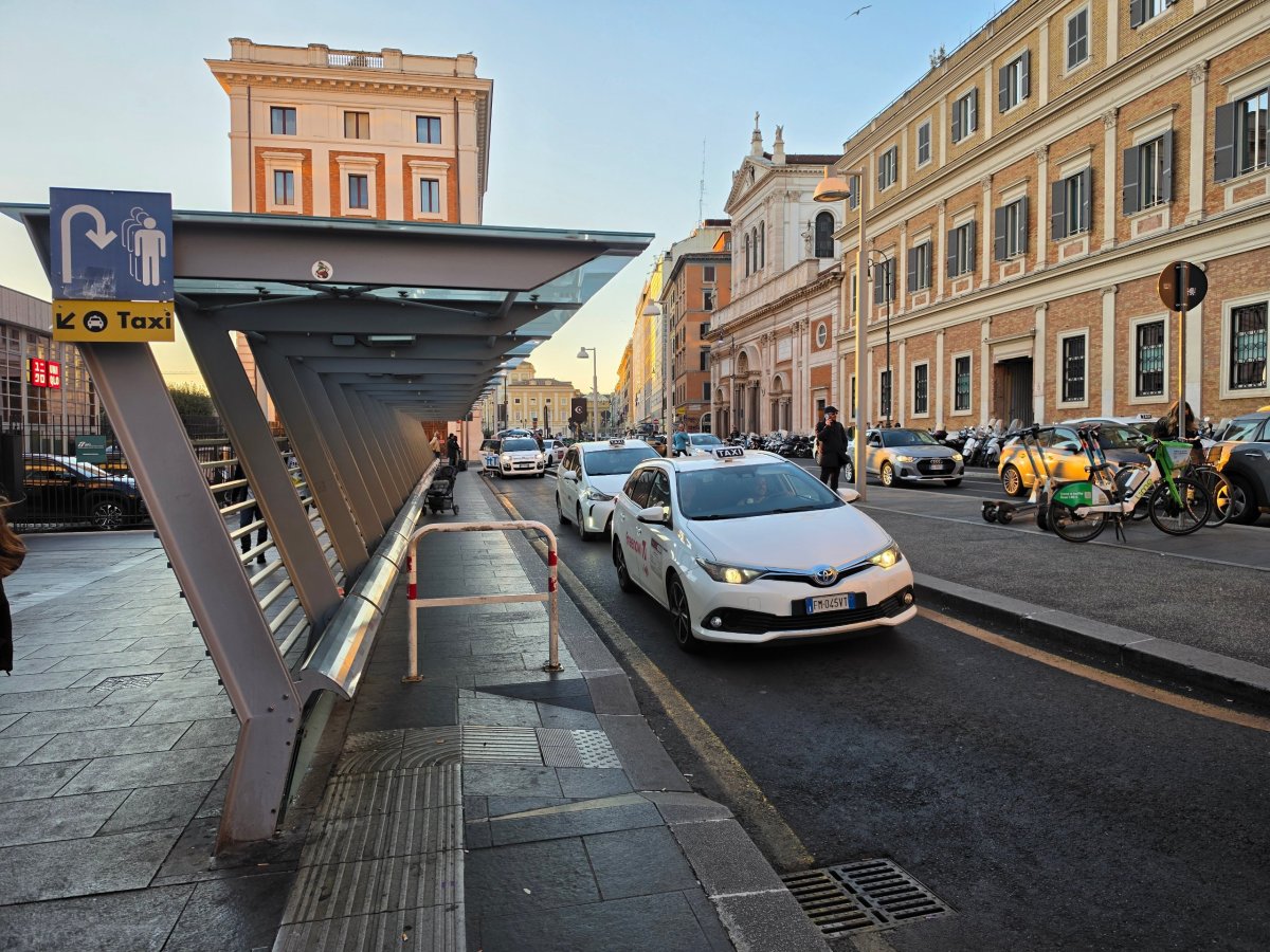 Stanoviště taxíků před stanicí Roma Termini
