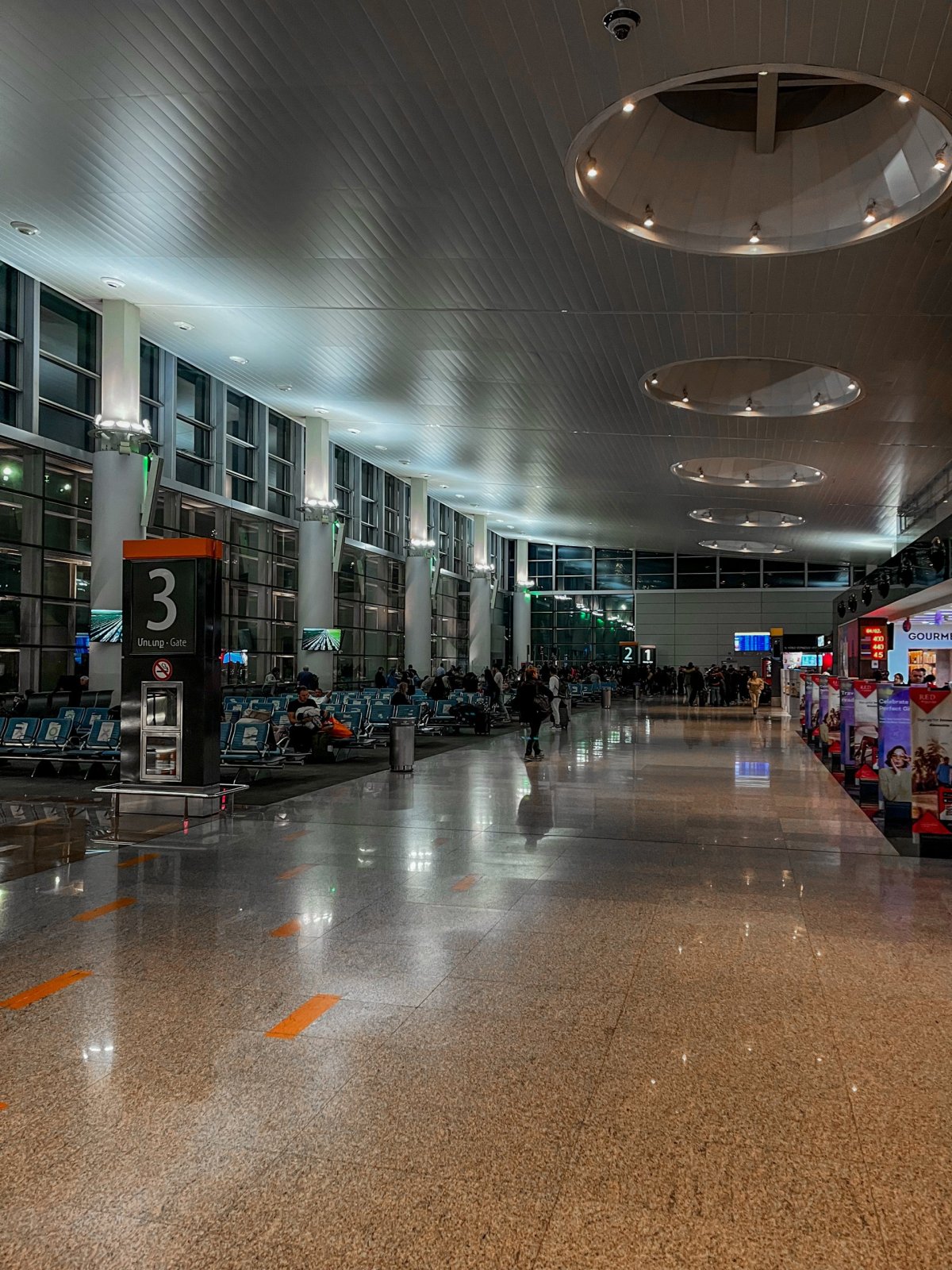 odletová hala letiště v Jerevanu