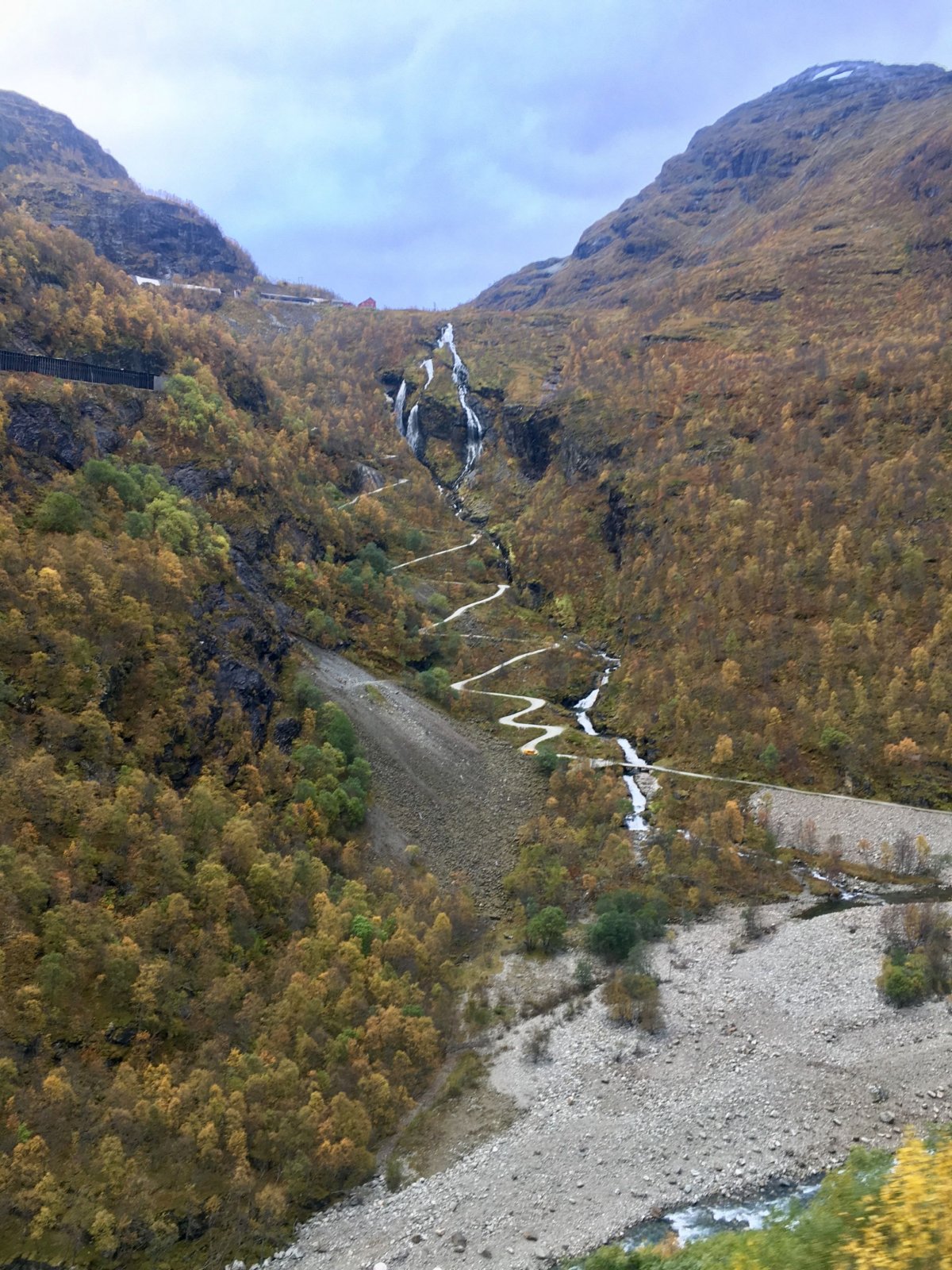 Údolím řeky Flåmselva