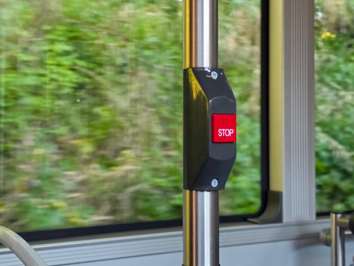 Tlačítko "Stop" v městských autobusech