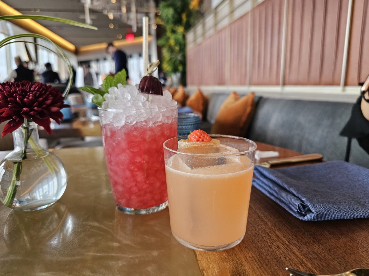 Koktejly v restauraci Peak