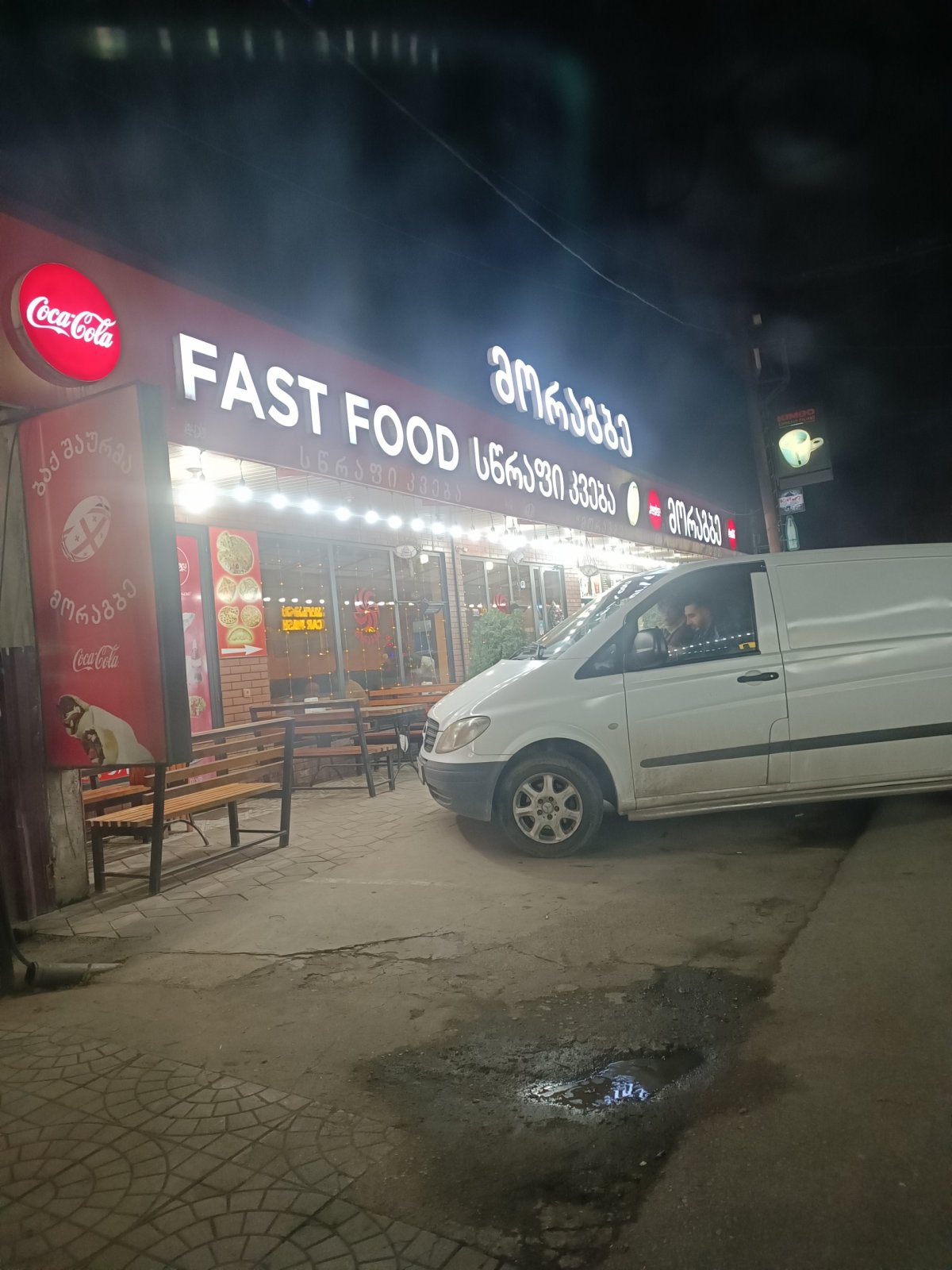 V noci funguje mnoho fast foodů u cesty, u jednoho stavíme