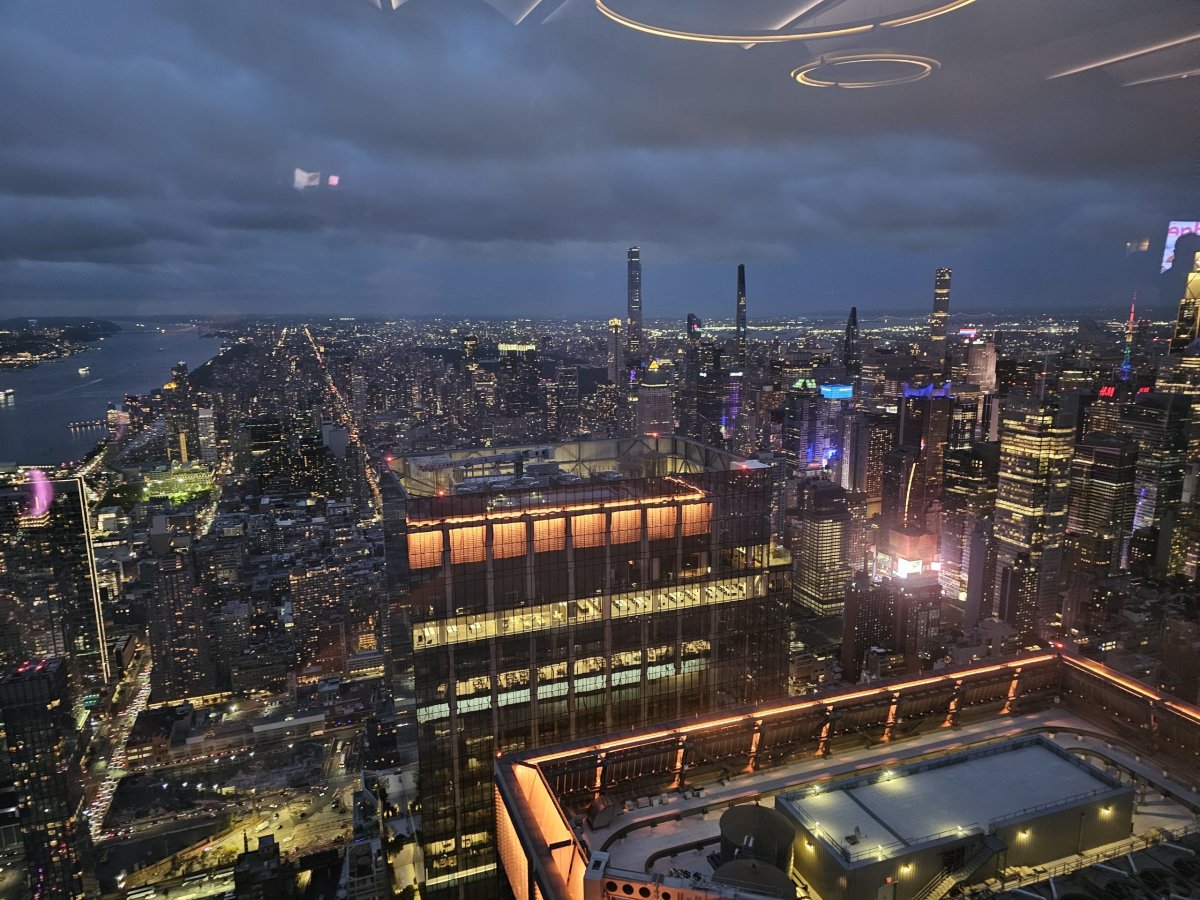 Výhled z vnitřní části vyhlídky "The Edge"