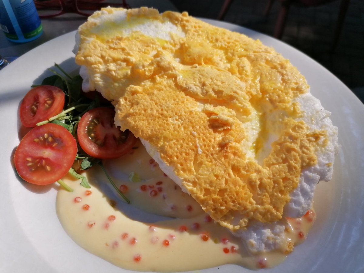 Kyjev - Chicken Kiyv snídaně - vaječná omeleta s kaviárem