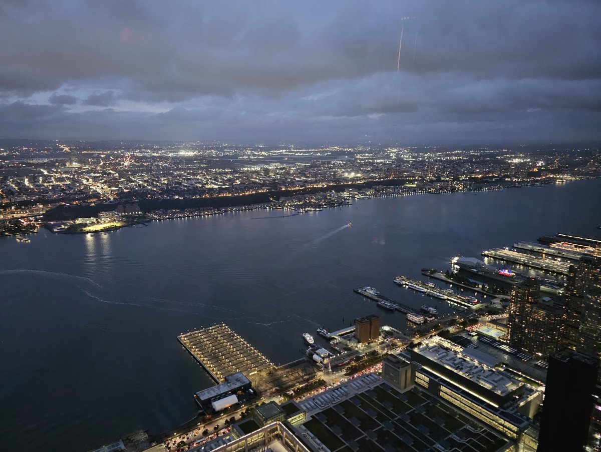 Výhled z vnitřní části vyhlídky "The Edge"