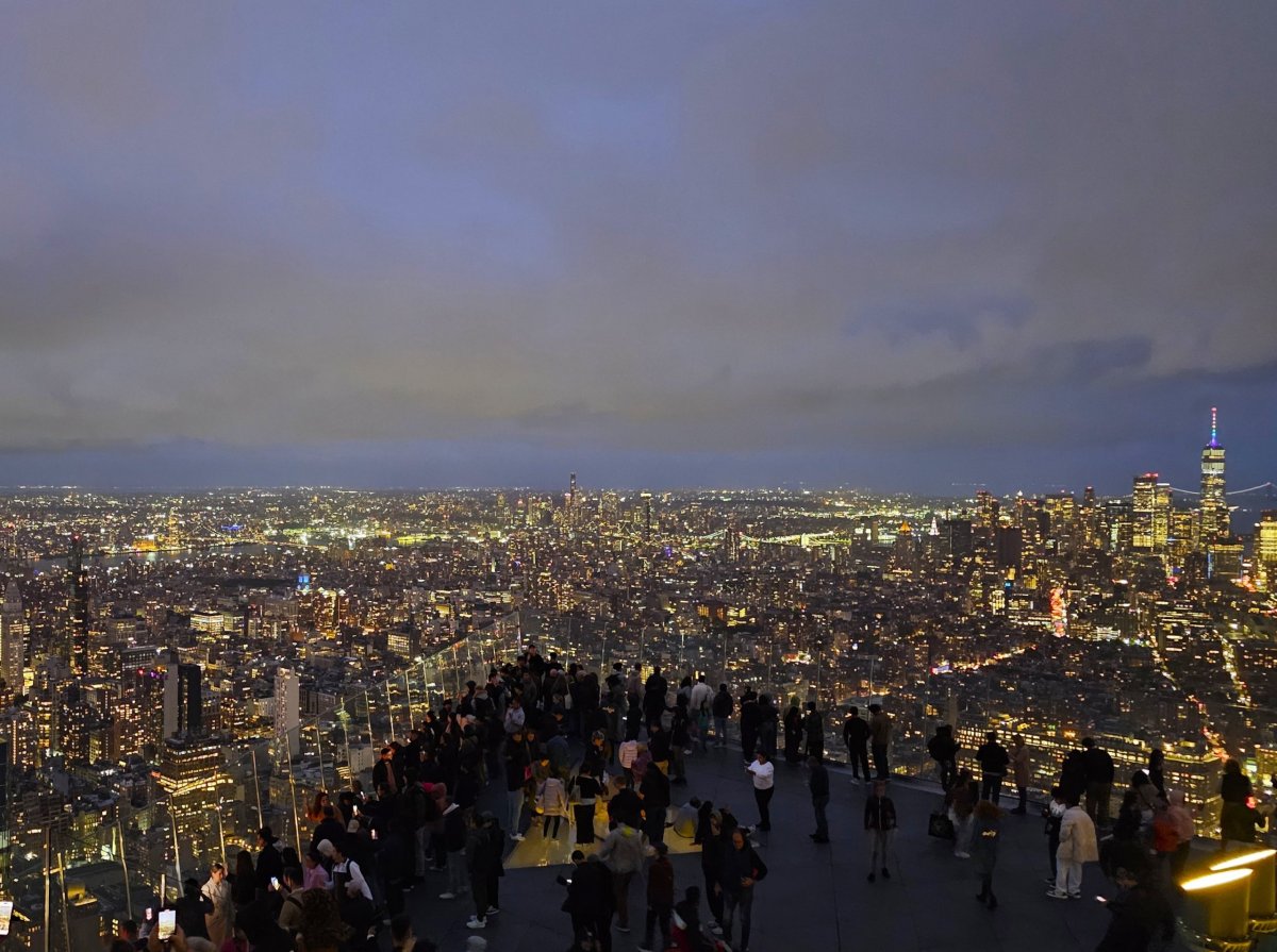 Vyhlídka "The Edge" v noci