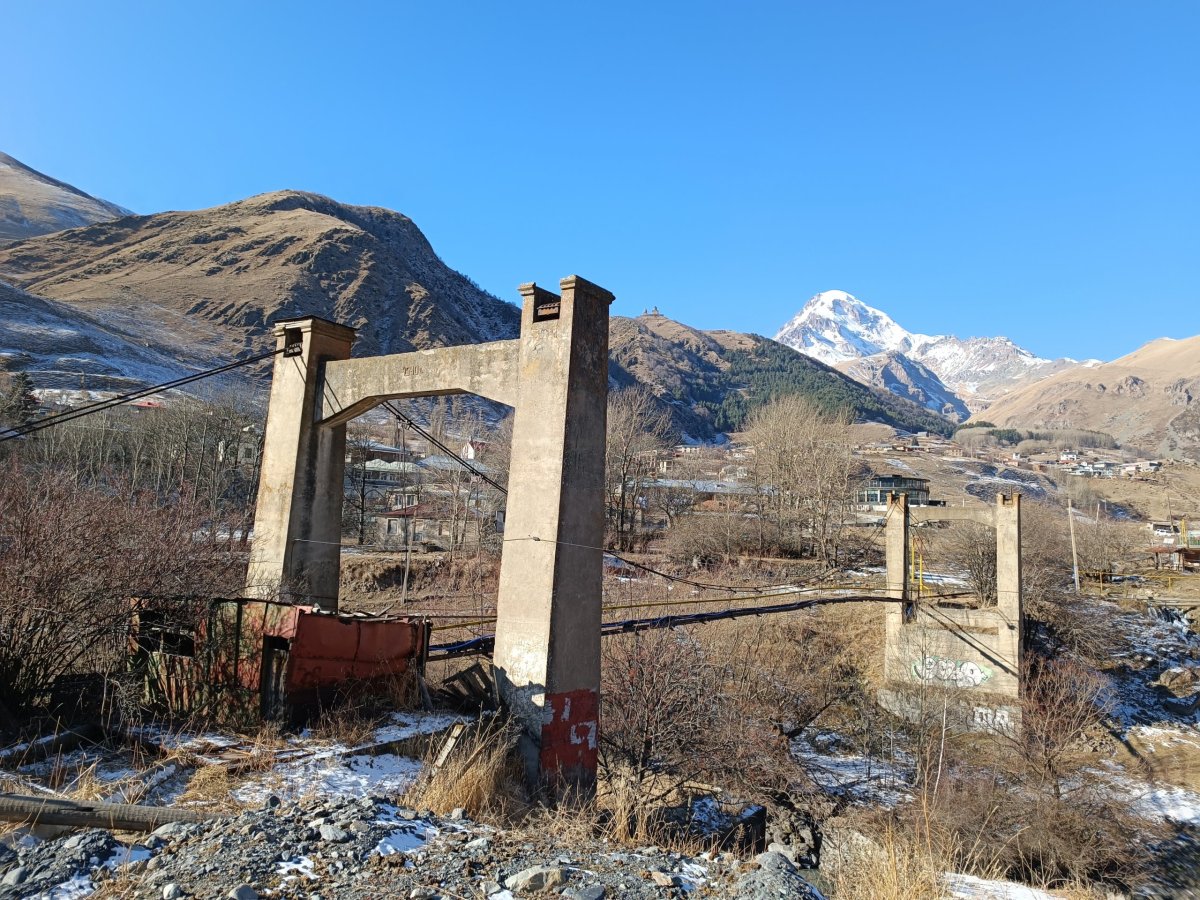 Rozpadlý most, v pozadí Kazbeg
