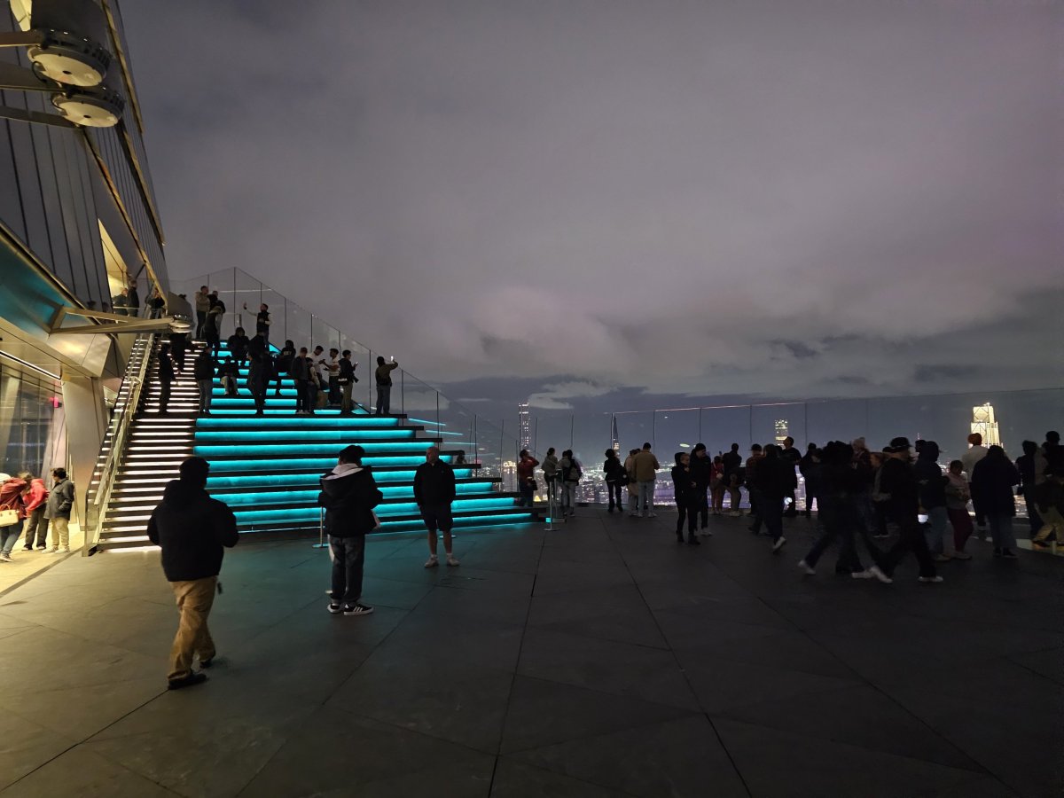 Noční vyhlídka "The Edge"