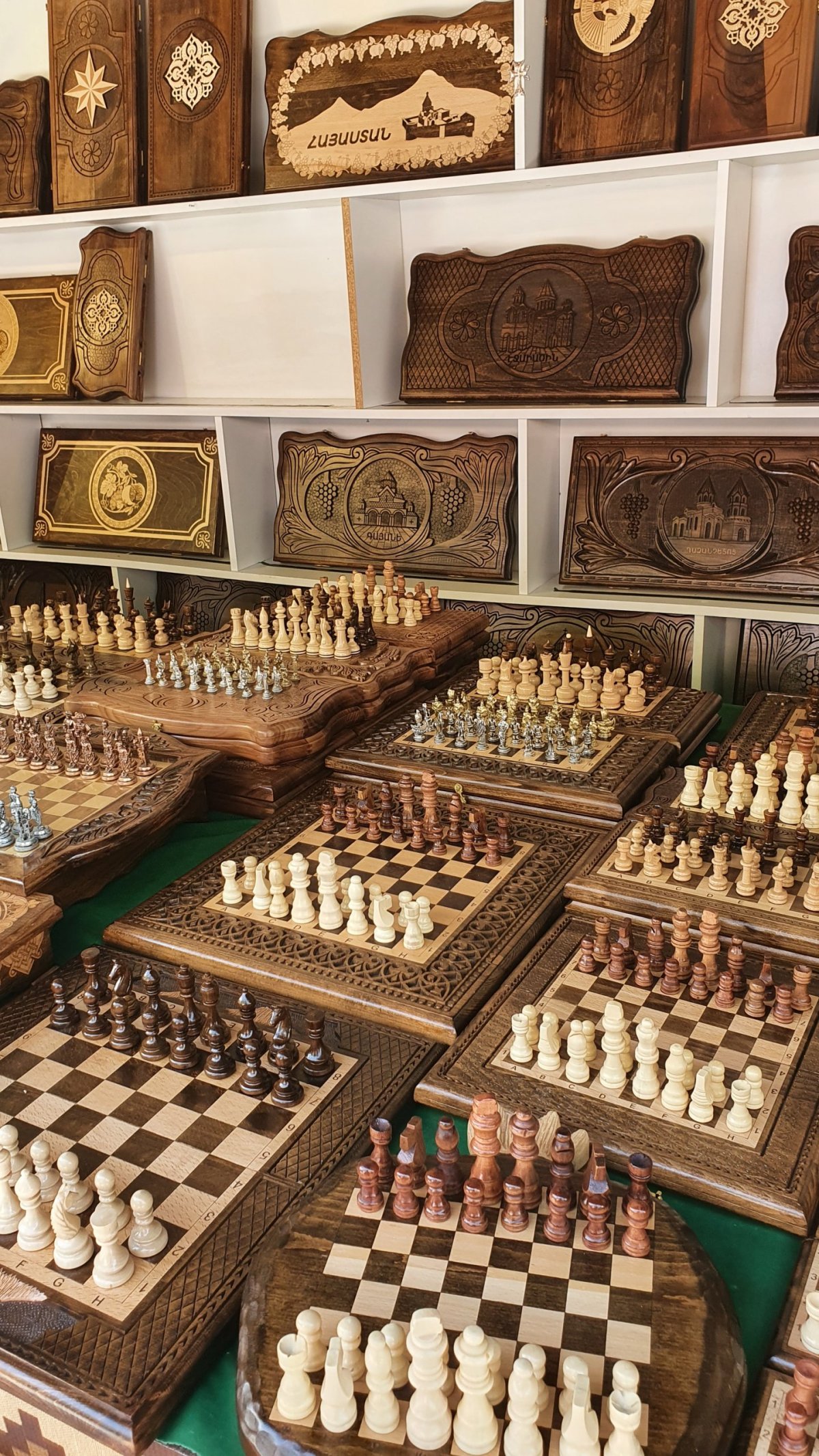 Ručně vyřezávané šachy i krabice