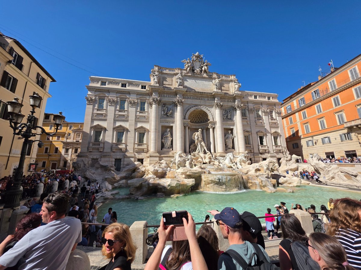 Davy lidí před Fontana di Trevi