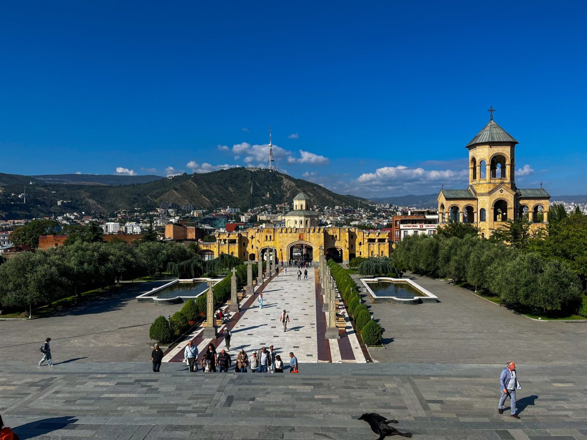 výhled na Tbilisi z nádvoří katedrály