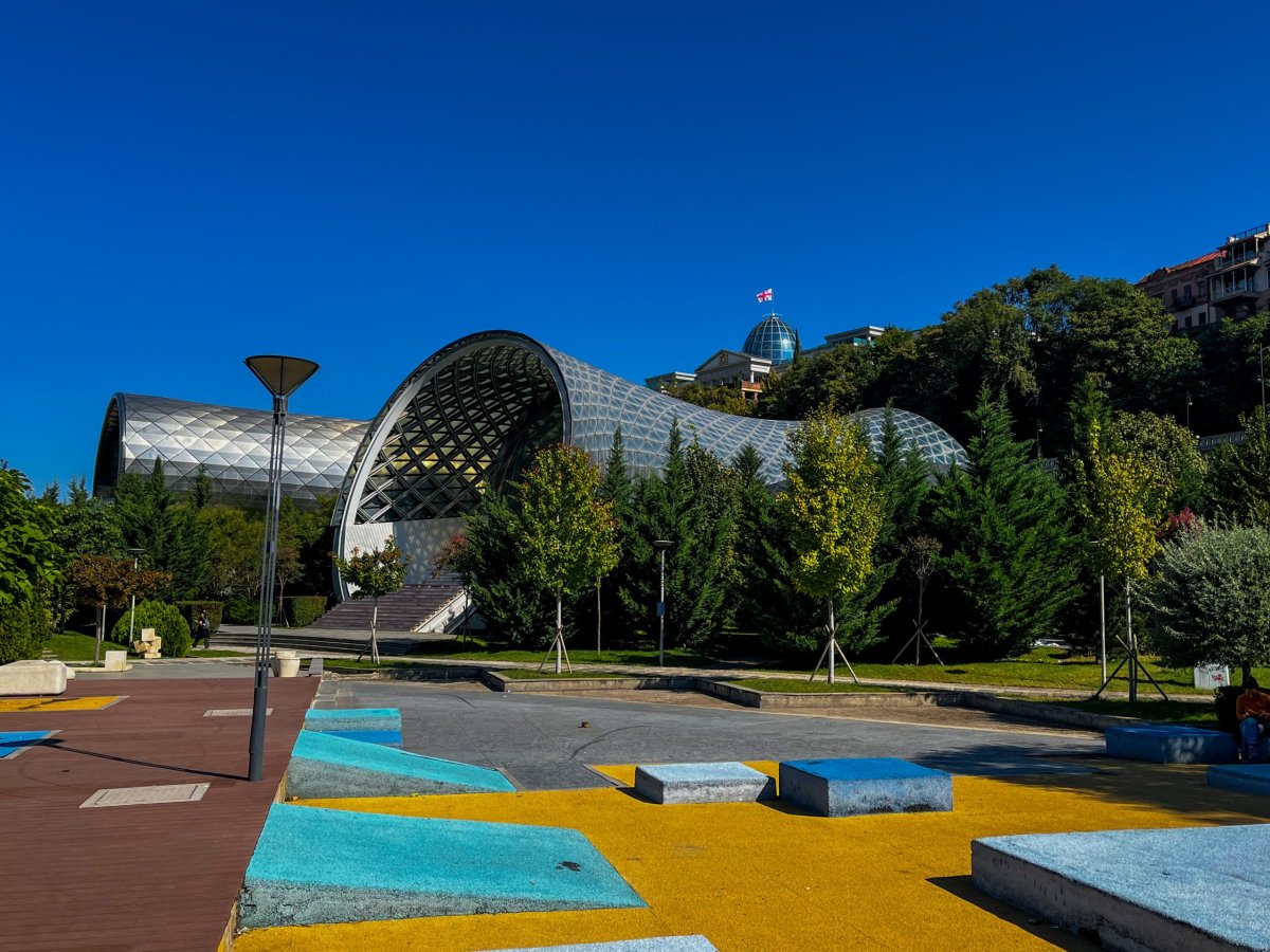 Rike Park a prezidentský palác v pozadí