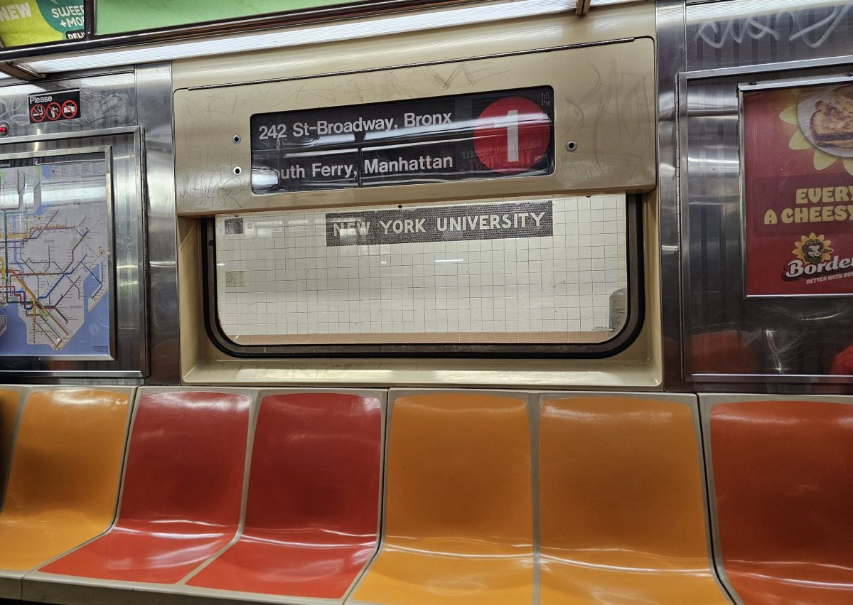 Interiér staršího vozu metra