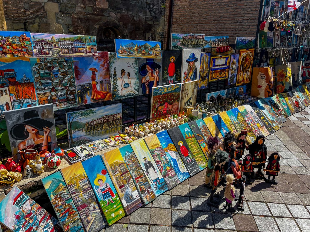 v historickém centru se nachází spoustu pouličních umělců..