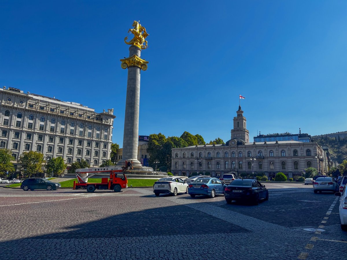 náměstí Svobody s památníkem, v pozadí městská radnice