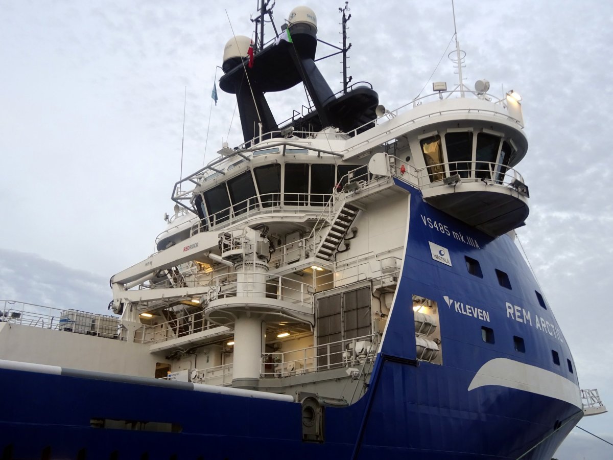 Nákladní loď v přístavu