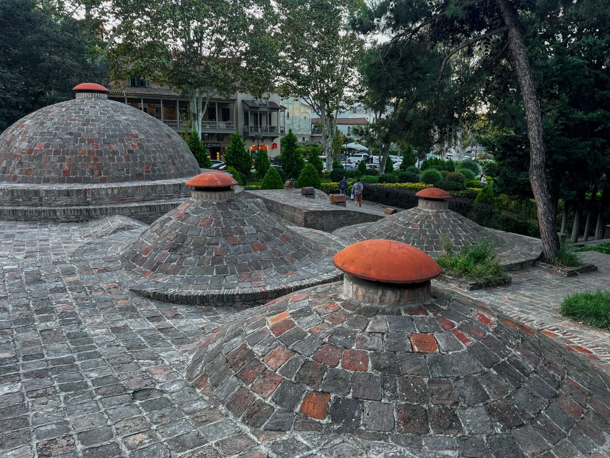 sirné lázně pod pevností Narikala