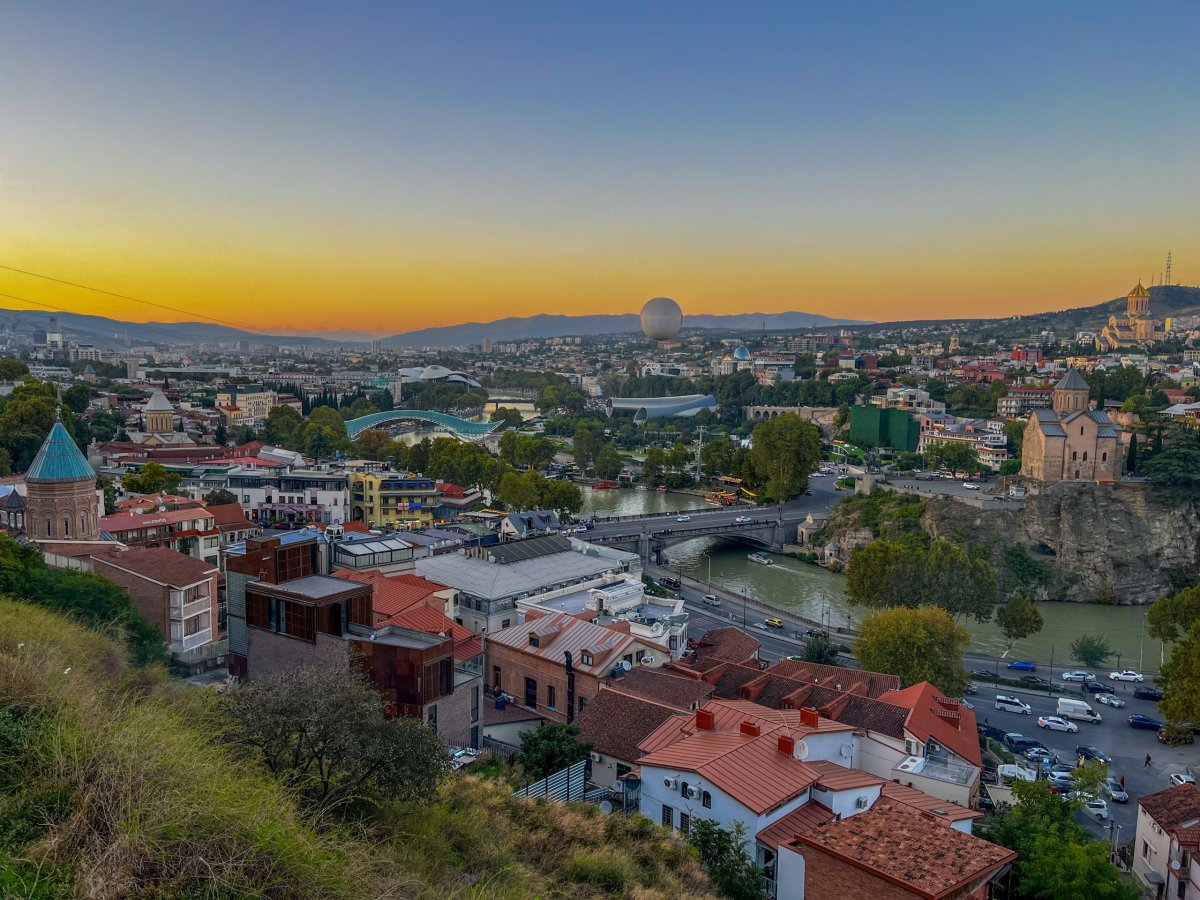 výhled na město z pevnosti Narikala