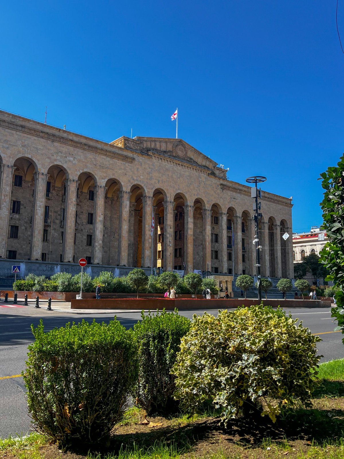 na bulváru Rustaveli se rozprostírá i gruzínský parlament, kolem kterého se od r. 2024 odehrávají časté demonstrace proti vládě