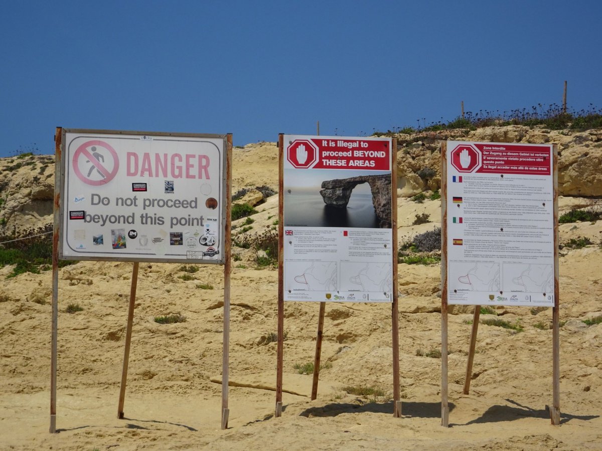 Výstražné cedule na severu Gozo