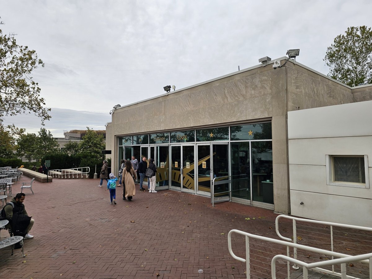 Kavárny u muzea a přístaviště