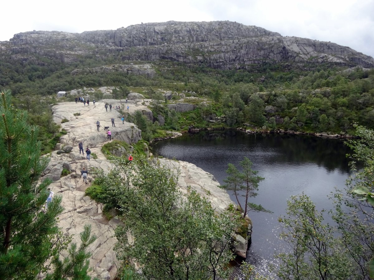 Cesta na Preikestolen okolo jezer Tjodnane