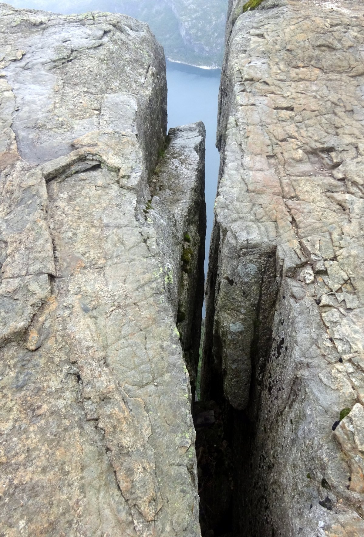 Spára mezi skálami na stezce