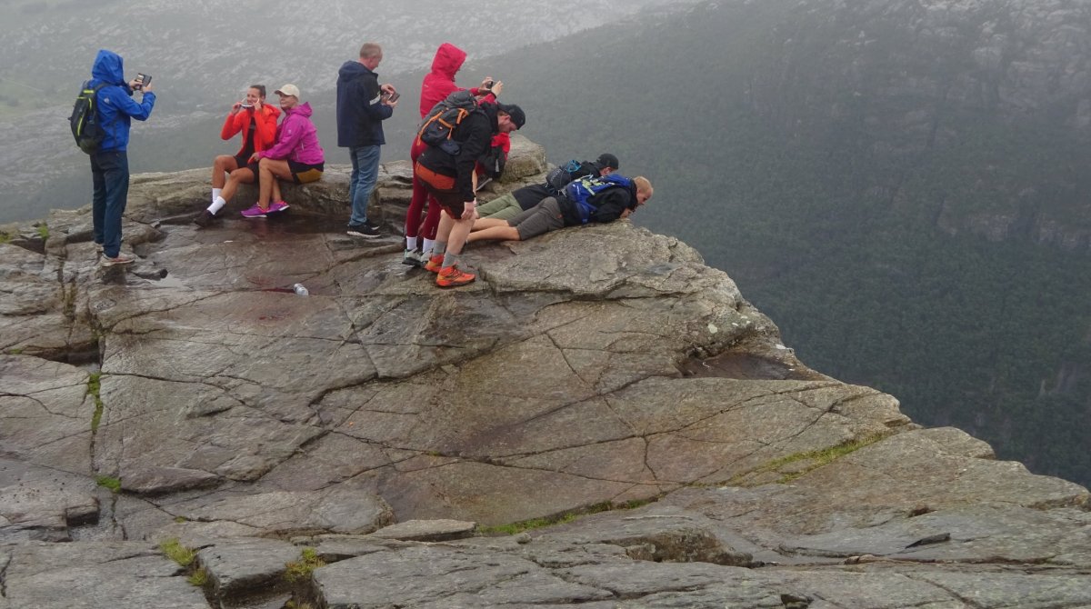 Preikestolen - pohledy dolů, vlevo je náhodně zachycená norská rodina, která mě pak svezla zpět do Stavangeru