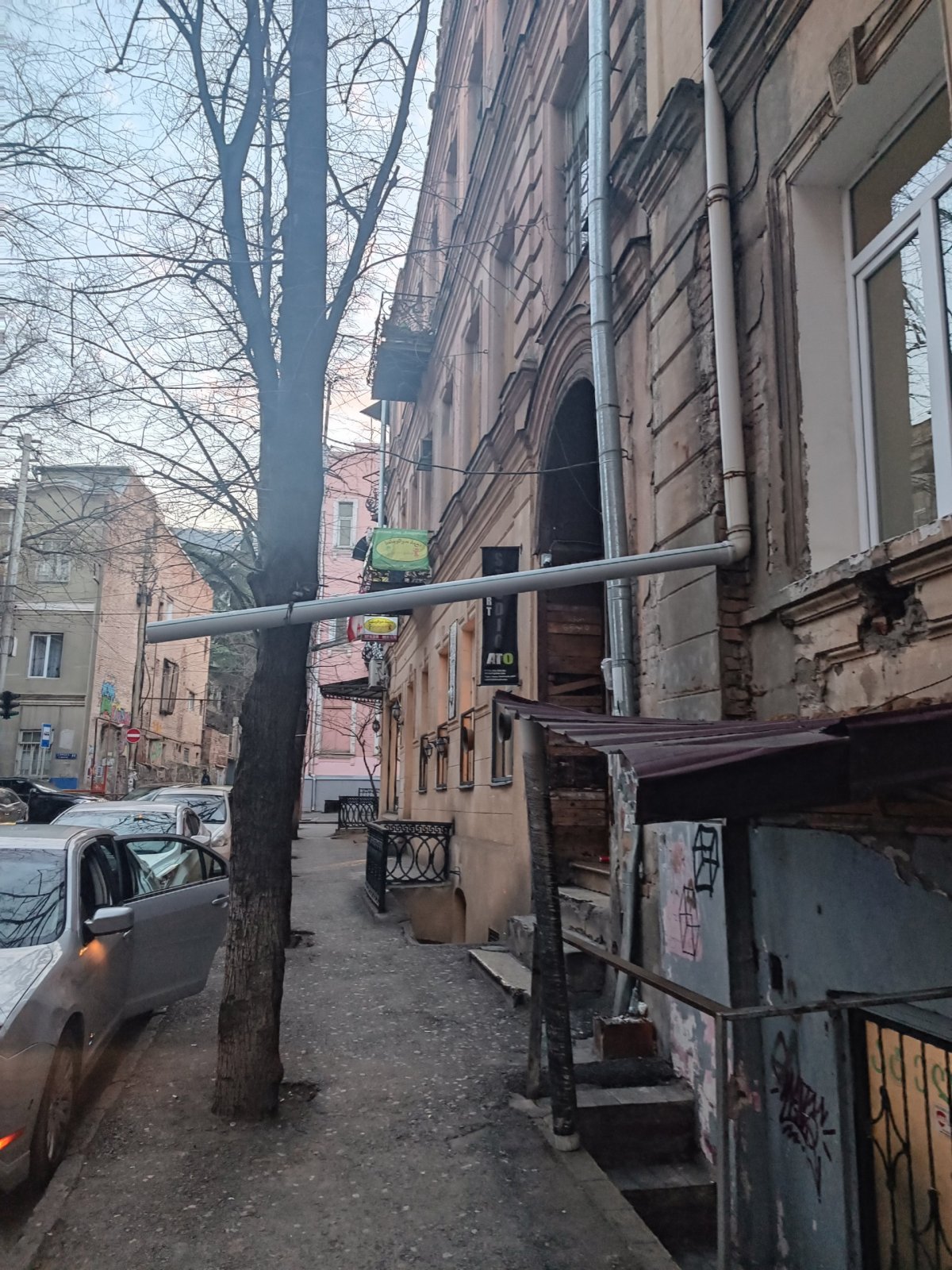 Tbilisi - No, parkovat pod tím kabrioletem... 