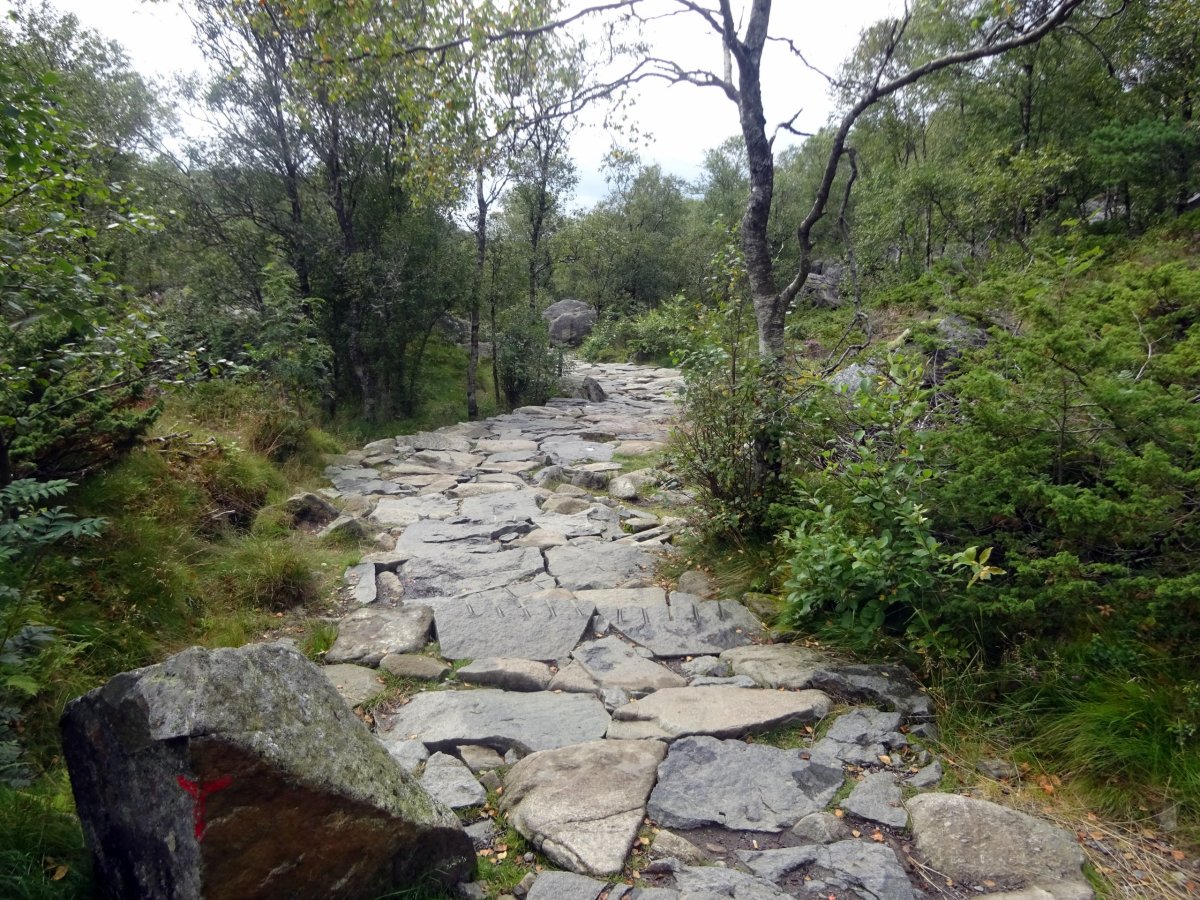Dlážděná stezka na Preikestolen